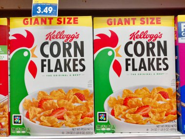 Los Angeles, Kaliforniya - 1 Mart 2025 Kellogg 's Corn Flakes Süpermarkette bir rafta