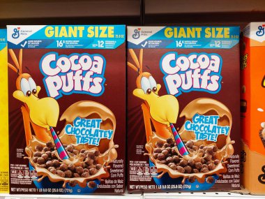 Los Angeles, California - 1 Mart 2025: COCOA PUFFS Mısır gevrekleri bir süpermarkette rafta. Cocoa Puffs, General Mills 'in bir markasıdır.