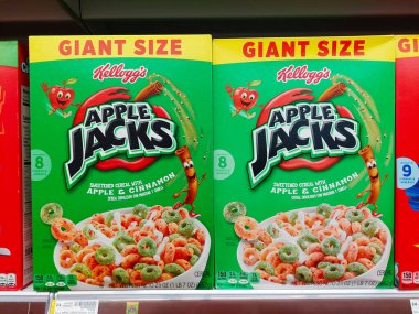 Los Angeles, California - 1 Mart 2025: Kellogg 's Apple Jacks Süpermarkette bir rafta elma ve tarçın ile tatlandırılmış mısır gevrekleri