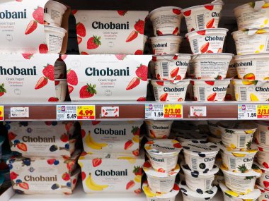 Los Angeles, Kaliforniya 1 Mart 2025: Chobani Yunan Yoğurtları süpermarket buzdolabı rafında satılıyor