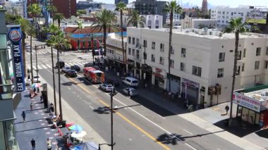 Hollywood, Los Angeles, California - 8 Mart 2025: Hollywood Bulvarı 'nın havadan görünüşü ve Hollywood ve Dolby Tiyatrosu' nun çatı terasından Şöhret Yolu