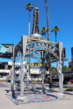 Hollywood (Los Angeles), Kaliforniya - 8 Mart 2025: Hollywood 'un Dört Bayanı, Hollywood Bulvarı ve La Brea Bulvarı' nın kesişiminde ikonik heykel