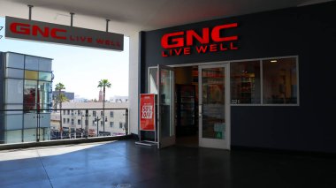 Hollywood, California - 8 Mart 2025: GNC Genel Beslenme Merkezleri, Amerikan çokuluslu perakende ve beslenme imalat şirketi, sağlık hizmetlerini desteklemek için protein tozu ve takviye ürünleri satmaktadır.