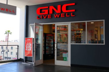 Hollywood, California - 8 Mart 2025: GNC Genel Beslenme Merkezleri, Amerikan çokuluslu perakende ve beslenme imalat şirketi, sağlık hizmetlerini desteklemek için protein tozu ve takviye ürünleri satmaktadır.