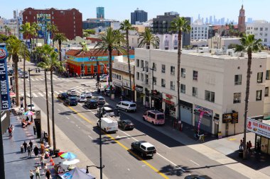 Hollywood, Los Angeles, California - 8 Mart 2025: Hollywood Bulvarı 'nın havadan görünüşü ve Hollywood ve Dolby Tiyatrosu' nun çatı terasından Şöhret Yolu