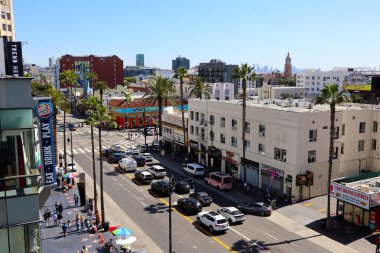 Hollywood, Los Angeles, California - 8 Mart 2025: Hollywood Bulvarı 'nın havadan görünüşü ve Hollywood ve Dolby Tiyatrosu' nun çatı terasından Şöhret Yolu