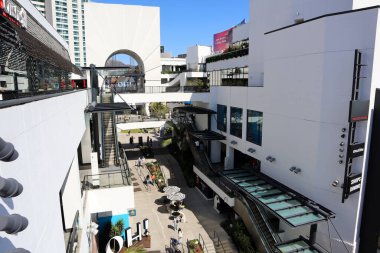Hollywood, Los Angeles, California - 8 Mart 2025 Hollywood. Hollywood Bulvarı ve Highland Bulvarı 'nın köşesindeki Hollywood' un göbeğinde bir alışveriş merkezi.