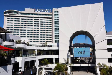 Hollywood (Los Angeles), Kaliforniya - 8 Mart 2025: LOEWS Hollywood Oteli, Hollywood 'un göbeğinde, Şöhret Yolu' nun yakınında lüks bir otel