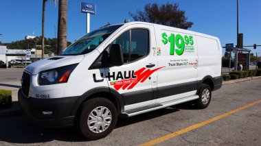Glendale, California - 8 Mart 2025 U-HAUL Van. U-HAUL, ABD 'li bir nakliye kamyonu, karavan ve kiralık araç şirketi.