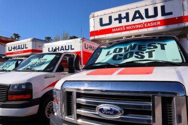 Glendale, California - 8 Mart 2025 U-HAUL Van. U-HAUL, ABD 'li bir nakliye kamyonu, karavan ve kiralık araç şirketi.