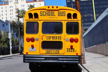 Los Angeles, Kaliforniya - 3 Mart 2025: Geleneksel bir Amerikan okul otobüsünün arka manzarası