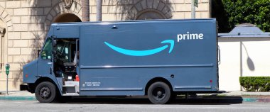Los Angeles, Kaliforniya - 3 Mart 2025: Amazon Prime dağıtım aracı günlük operasyonlar sırasında sokaklara döküldü
