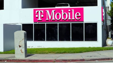 Los Angeles, California - 26 Şubat 2025 T-Mobile tabelası. ABD merkezli kablosuz ağ operatörü