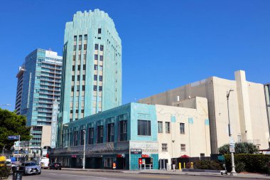 Los Angeles, Kaliforniya - 26 Şubat 2025: Wiltern Tiyatrosu, Turkuaz yeşili cepheli Art Deco simgesi, Los Angeles 'ın Koreatown mahallesindeki 3790 Wilshire Bulvarı' nda yer almaktadır.
