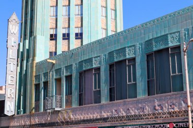 Los Angeles, Kaliforniya - 26 Şubat 2025: Wiltern Tiyatrosu, Turkuaz yeşili cepheli Art Deco simgesi, Los Angeles 'ın Koreatown mahallesindeki 3790 Wilshire Bulvarı' nda yer almaktadır.
