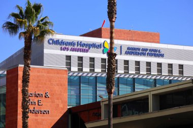 Los Angeles, Kaliforniya - 25 Şubat 2025: Los Angeles Çocuk Hastanesi (CHLA), Doğu Hollywood bölgesindeki Sunset Bulvarı 4650 numarada yer alan umut ve ilgiyi sembolize eden kelebek logosu