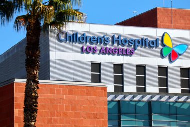 Los Angeles, Kaliforniya - 25 Şubat 2025: Los Angeles Çocuk Hastanesi (CHLA), Doğu Hollywood bölgesindeki Sunset Bulvarı 4650 numarada yer alan umut ve ilgiyi sembolize eden kelebek logosu