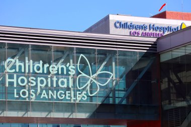 Los Angeles, Kaliforniya - 25 Şubat 2025: Los Angeles Çocuk Hastanesi (CHLA), Doğu Hollywood bölgesindeki Sunset Bulvarı 4650 numarada yer alan umut ve ilgiyi sembolize eden kelebek logosu