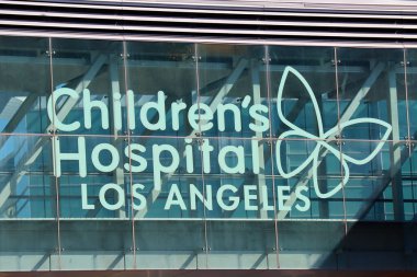 Los Angeles, Kaliforniya - 25 Şubat 2025: Los Angeles Çocuk Hastanesi (CHLA), Doğu Hollywood bölgesindeki Sunset Bulvarı 4650 numarada yer alan umut ve ilgiyi sembolize eden kelebek logosu