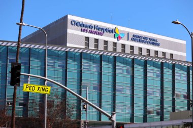 Los Angeles, Kaliforniya - 25 Şubat 2025: Los Angeles Çocuk Hastanesi (CHLA), Doğu Hollywood bölgesindeki Sunset Bulvarı 4650 numarada yer alan umut ve ilgiyi sembolize eden kelebek logosu