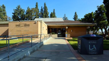 San Dimas (Los Angeles County), Kaliforniya - 1 Şubat 2025: San Dimas Halk Kütüphanesi, 145 N Walnut Bulvarı 'nda yer alan, kitaplarla, dijital kaynaklarla ve eğitim programlarıyla topluma hizmet veren