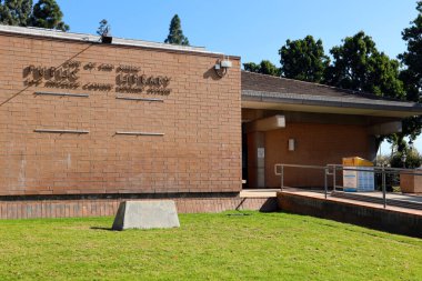 San Dimas (Los Angeles County), Kaliforniya - 1 Şubat 2025: San Dimas Halk Kütüphanesi, 145 N Walnut Bulvarı 'nda yer alan, kitaplarla, dijital kaynaklarla ve eğitim programlarıyla topluma hizmet veren