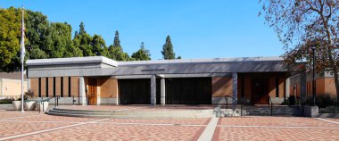 San Dimas (Los Angeles İlçesi), Kaliforniya - 1 Şubat 2025: San Dimas Toplum Binası, 245 E Bonita Bulvarı, bir kamu tesisi etkinlikler, toplantılar ve toplum programları ev sahipliği yapar.