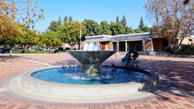 San Dimas (Los Angeles County), Kaliforniya - 1 Şubat 2025: Sanatçı Vic Riesau 'nun San Dimas Belediye Binası önünde bulunan bronz heykeli 