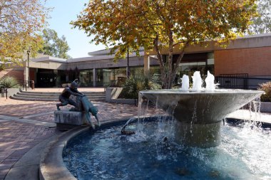 San Dimas (Los Angeles County), Kaliforniya - 1 Şubat 2025: Sanatçı Vic Riesau 'nun San Dimas Belediye Binası önünde bulunan bronz heykeli 