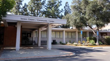 San Dimas, Kaliforniya - 1 Şubat 2025: San Dimas, Los Angeles 'ta bulunan 201 E Bonita Bulvarı' ndaki Yaşlılar Binası