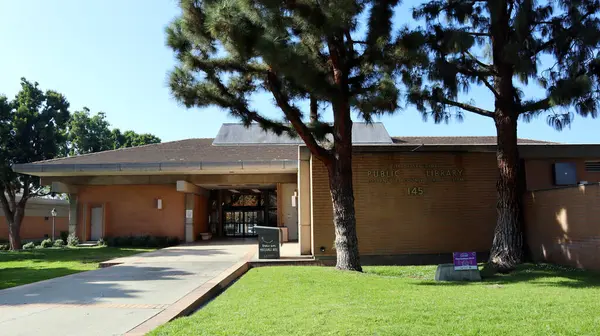 San Dimas (Los Angeles County), Kaliforniya - 1 Şubat 2025: San Dimas Halk Kütüphanesi, 145 N Walnut Bulvarı 'nda yer alan, kitaplarla, dijital kaynaklarla ve eğitim programlarıyla topluma hizmet veren