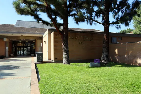 San Dimas (Los Angeles County), Kaliforniya - 1 Şubat 2025: San Dimas Halk Kütüphanesi, 145 N Walnut Bulvarı 'nda yer alan, kitaplarla, dijital kaynaklarla ve eğitim programlarıyla topluma hizmet veren