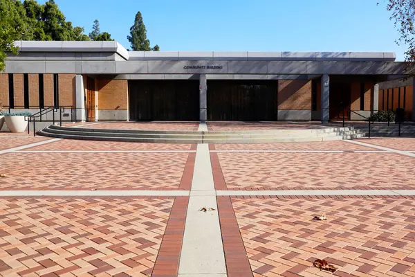 San Dimas (Los Angeles İlçesi), Kaliforniya - 1 Şubat 2025: San Dimas Toplum Binası, 245 E Bonita Bulvarı, bir kamu tesisi etkinlikler, toplantılar ve toplum programları ev sahipliği yapar.