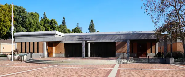 San Dimas (Los Angeles İlçesi), Kaliforniya - 1 Şubat 2025: San Dimas Toplum Binası, 245 E Bonita Bulvarı, bir kamu tesisi etkinlikler, toplantılar ve toplum programları ev sahipliği yapar.