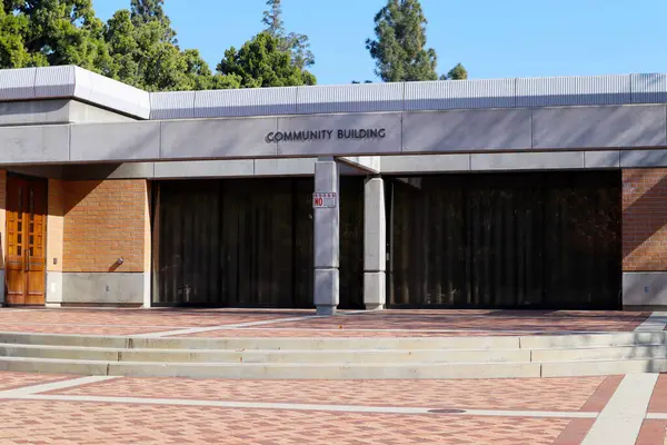 San Dimas (Los Angeles İlçesi), Kaliforniya - 1 Şubat 2025: San Dimas Toplum Binası, 245 E Bonita Bulvarı, bir kamu tesisi etkinlikler, toplantılar ve toplum programları ev sahipliği yapar.