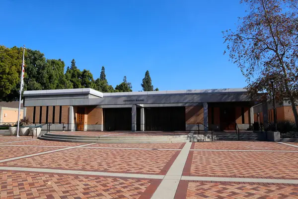 San Dimas (Los Angeles İlçesi), Kaliforniya - 1 Şubat 2025: San Dimas Toplum Binası, 245 E Bonita Bulvarı, bir kamu tesisi etkinlikler, toplantılar ve toplum programları ev sahipliği yapar.