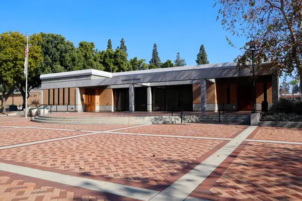 San Dimas (Los Angeles İlçesi), Kaliforniya - 1 Şubat 2025: San Dimas Toplum Binası, 245 E Bonita Bulvarı, bir kamu tesisi etkinlikler, toplantılar ve toplum programları ev sahipliği yapar. 