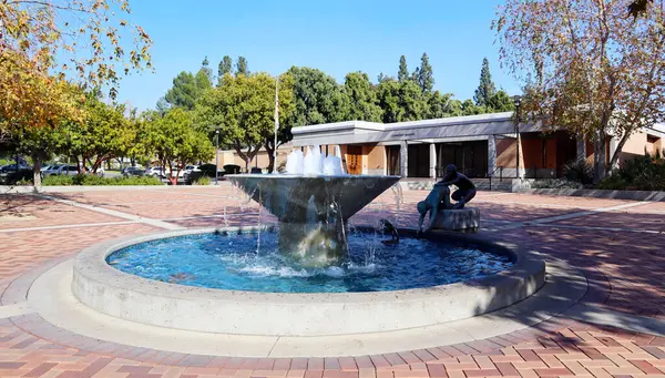 San Dimas (Los Angeles County), Kaliforniya - 1 Şubat 2025: Sanatçı Vic Riesau 'nun San Dimas Belediye Binası önünde bulunan bronz heykeli 