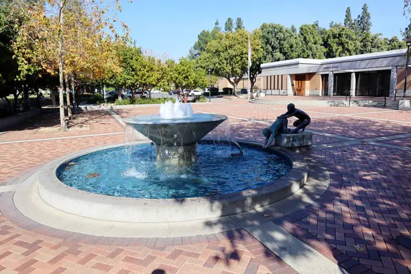 San Dimas (Los Angeles County), Kaliforniya - 1 Şubat 2025: Sanatçı Vic Riesau 'nun San Dimas Belediye Binası önünde bulunan bronz heykeli 