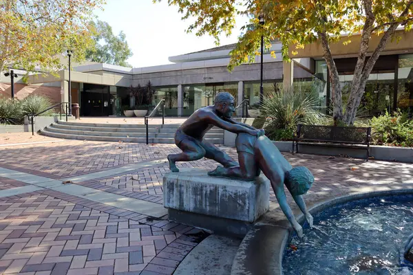 San Dimas (Los Angeles County), Kaliforniya - 1 Şubat 2025: Sanatçı Vic Riesau 'nun San Dimas Belediye Binası önünde bulunan bronz heykeli 