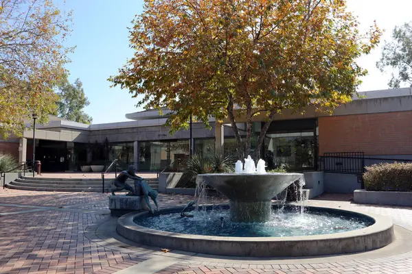 San Dimas (Los Angeles County), Kaliforniya - 1 Şubat 2025: Sanatçı Vic Riesau 'nun San Dimas Belediye Binası önünde bulunan bronz heykeli 