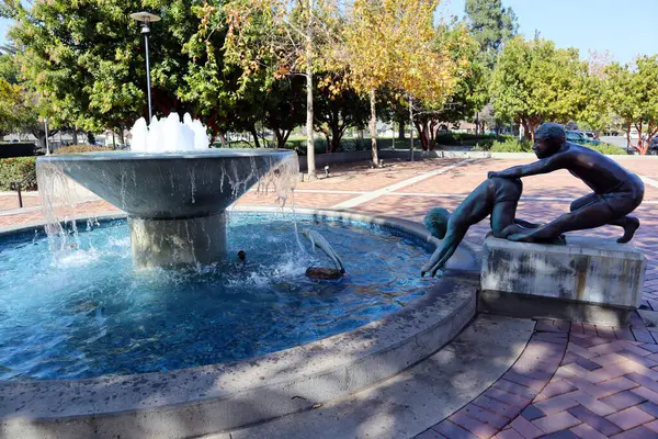 San Dimas (Los Angeles County), Kaliforniya - 1 Şubat 2025: Sanatçı Vic Riesau 'nun San Dimas Belediye Binası önünde bulunan bronz heykeli 