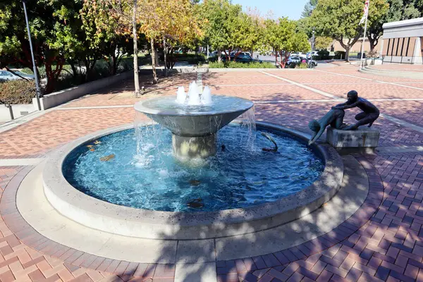 San Dimas (Los Angeles County), Kaliforniya - 1 Şubat 2025: Sanatçı Vic Riesau 'nun San Dimas Belediye Binası önünde bulunan bronz heykeli 