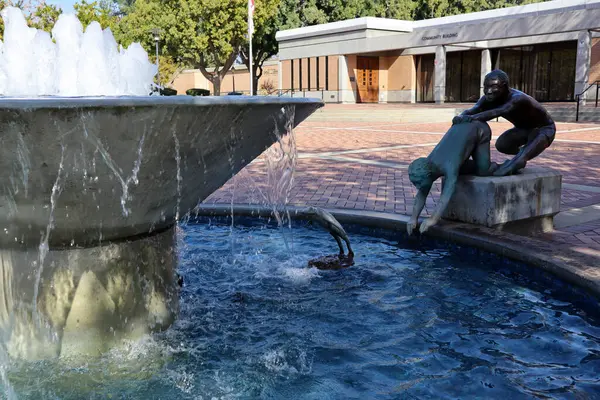 San Dimas (Los Angeles County), Kaliforniya - 1 Şubat 2025: Sanatçı Vic Riesau 'nun San Dimas Belediye Binası önünde bulunan bronz heykeli 