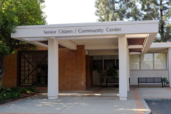 San Dimas, Kaliforniya - 1 Şubat 2025: San Dimas, Los Angeles 'ta bulunan 201 E Bonita Bulvarı' ndaki Yaşlılar Binası
