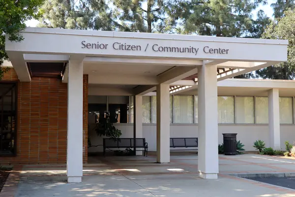 San Dimas, Kaliforniya - 1 Şubat 2025: San Dimas, Los Angeles 'ta bulunan 201 E Bonita Bulvarı' ndaki Yaşlılar Binası