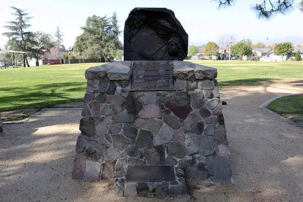 San Dimas, Kaliforniya - 1 Şubat 2025: Özgürlüğün Kamu Sanat Köşe Taşları Sanatçısı James Muir, San Dimas, Los Angeles County Özgürlük Parkı 'nda yer aldı.