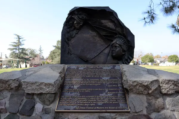 San Dimas, Kaliforniya - 1 Şubat 2025: Özgürlüğün Kamu Sanat Köşe Taşları Sanatçısı James Muir, San Dimas, Los Angeles County Özgürlük Parkı 'nda yer aldı.