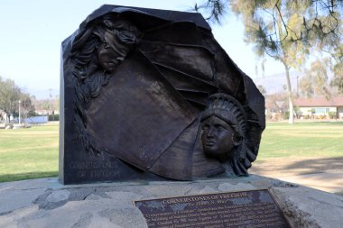 San Dimas, Kaliforniya - 1 Şubat 2025: Özgürlüğün Kamu Sanat Köşe Taşları Sanatçısı James Muir, San Dimas, Los Angeles County Özgürlük Parkı 'nda yer aldı.