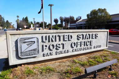 San Dimas, Kaliforniya - 1 Şubat 2025: ABD San Dimas, Los Angeles Eyaleti Postane İşareti